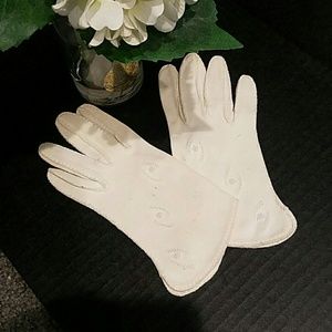 Vintage 40s Ivory Wrist Gloves